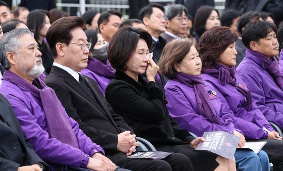 눈물 흘리는 김혜경 여사