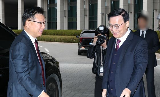 [국감] 이양수 정보위원장 맞이하는 이종석 국정원장