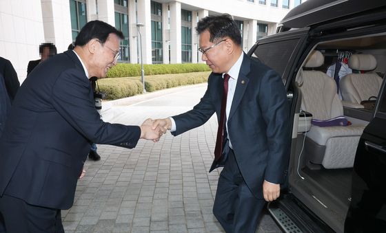 [국감] 악수 나누는 이종석 국정원장과 이양수 정보위원장