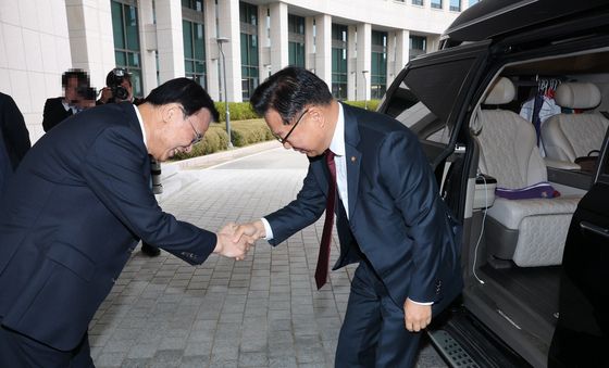 [국감] 이양수 국회 정보위원장 맞이하는 이종석 국정원장