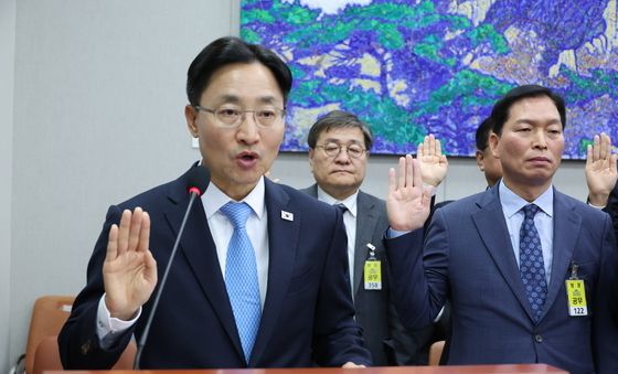 선서하는 임광현 대통령 비서실장
