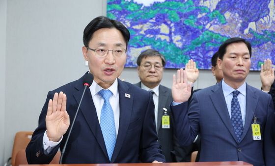 [국감] 선서하는 임광현 대통령 비서실장