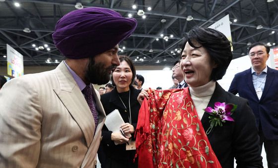 해외 참석자와 인사 나누는 추미애 도지사