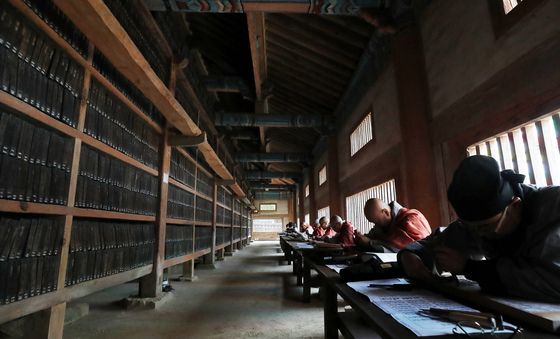 8만1352장 향한 첫걸음…해인사 팔만대장경 판각 시연