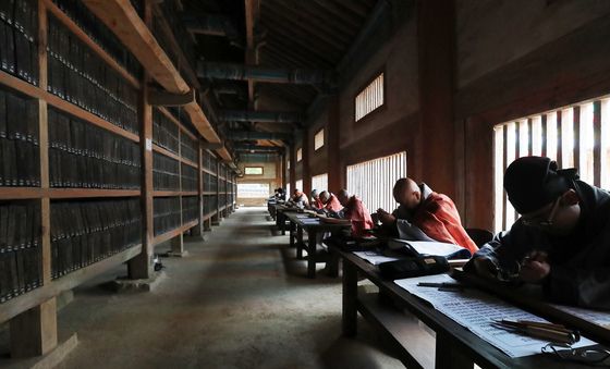 800년 전통 오늘로 잇는다…해인사 팔만대장경 판각 시연