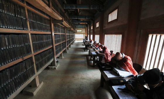 800년 전통 오늘로 잇는다…해인사 팔만대장경 판각 시연