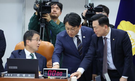 [국감] 여야 간사와 대화하는 한병도