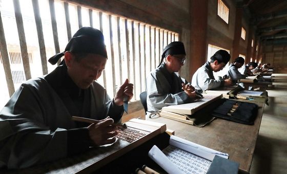 800년 전통 오늘로 잇는다…해인사 팔만대장경 판각 시연