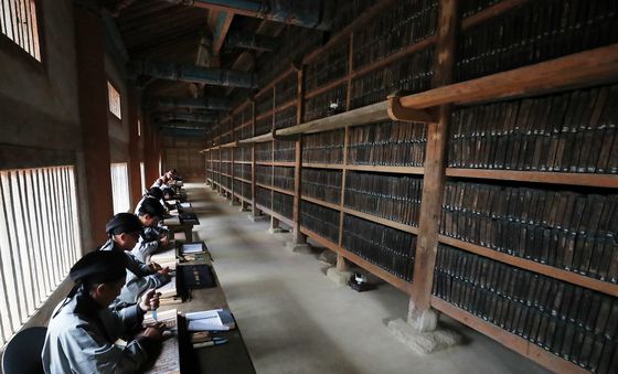 팔만대장경 앞에서 새기는 새로운 판각