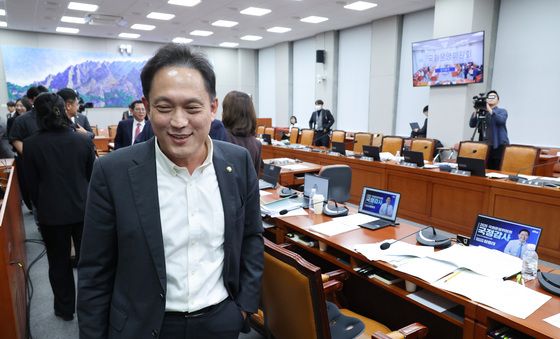 [국감] 회의실 나서는 김태규