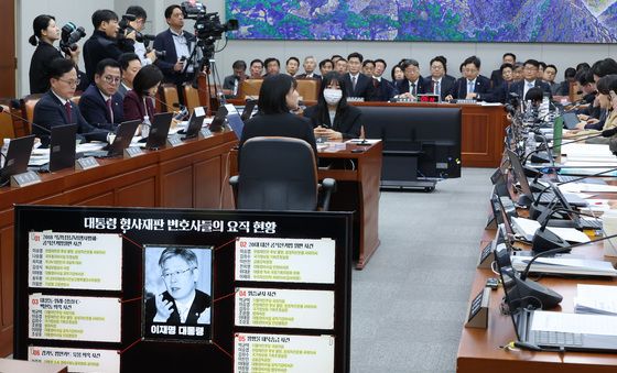 [국감] 李대통령 변호인 관련 질문 듣는 임광현 비서실장