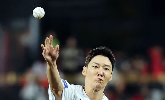 시구 던지는 최진혁