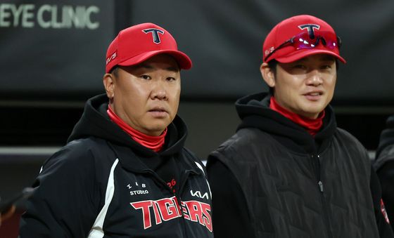 삼성 더그아웃 응시하는 이범호 감독과 손승락 수석코치