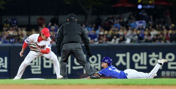 류지혁 '2루에서 아쉬운 태그아웃'