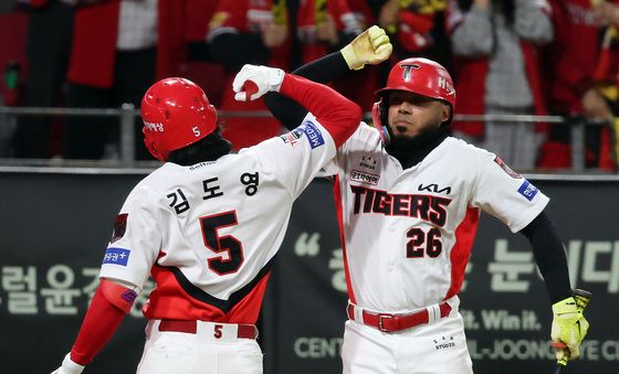 카스트로와 기쁨 나누는 김도영