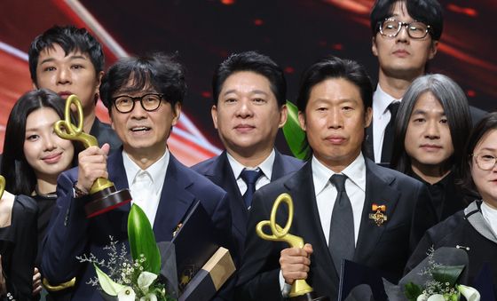 포즈 취하는 '왕사남' 장항준 감독과 유해진