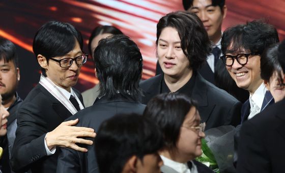 유해진 축하하는 유재석과 김희철