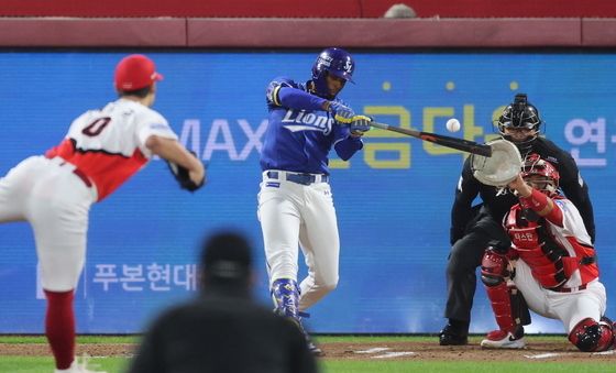 안타 날리는 디아즈