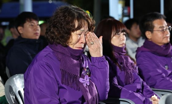 눈물 흘리는 이태원 참사 유가족