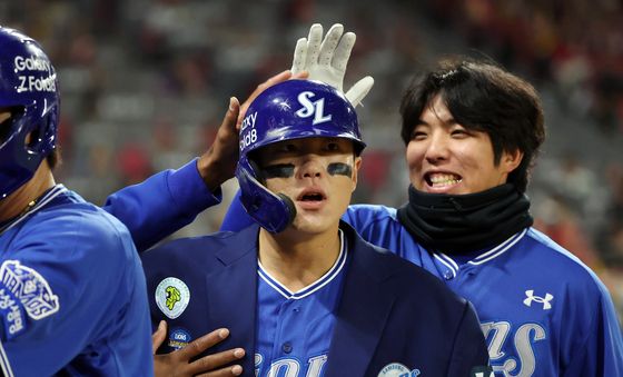 동료들의 축하 받는 류지혁