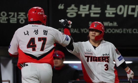 김선빈과 기쁨 나누는 나성범