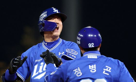정병곤 코치와 기쁨 나누는 구자욱