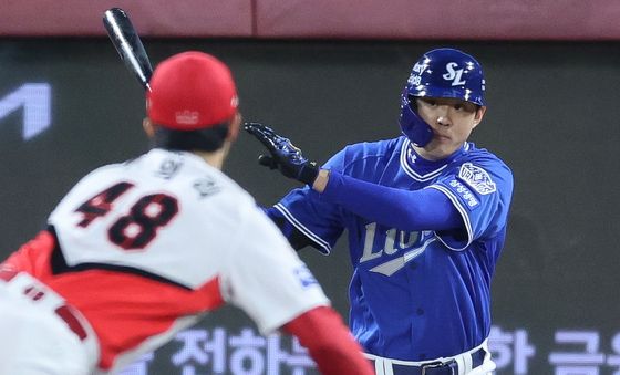 적시타 날리는 구자욱