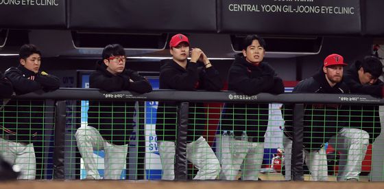 굳은 표정의 KIA 더그아웃