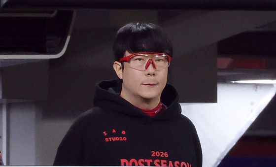 굳은 표정으로 경기 지켜보는 양현종