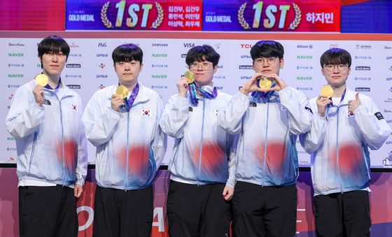 롤 국가대표팀 '금메달 포즈도 가지각색'