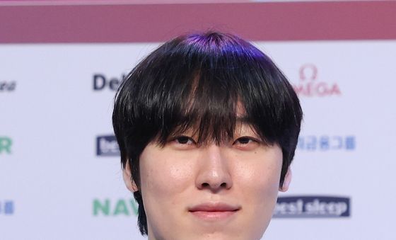 금메달 들고 미소짓는 '제카' 김건우