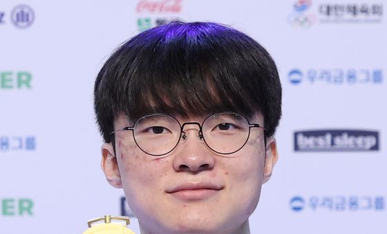 페이커 이상혁, 금메달 엄지 척
