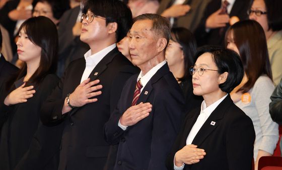 국민의례하는 한성숙 총리