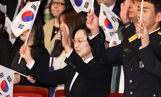 만세삼창하는 한성숙 총리