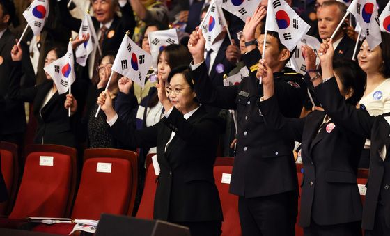 만세삼창하는 한성숙 국무총리