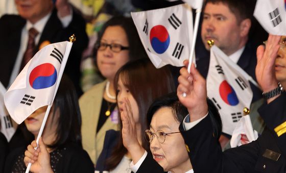 개천절 만세삼창하는 한성숙 총리