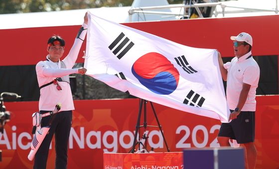 금메달 이우석 '태극기 들고'