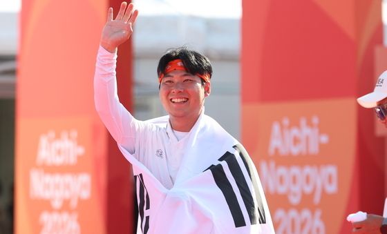 태극기 두른 이우석 '금메달 미소'