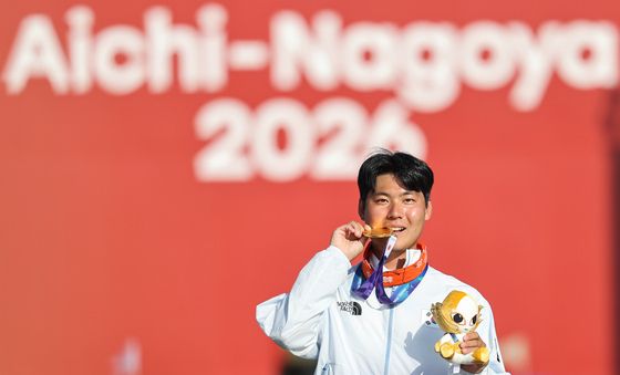 금메달 깨무는 이우석