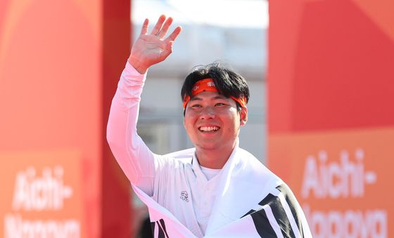태극기 두른 이우석, AG 개인 리커브 金