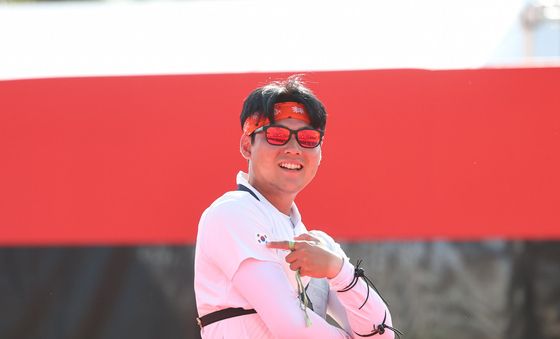 금빛 미소 짓는 이우석
