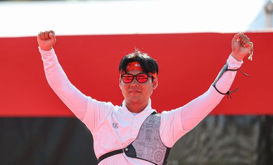 환호하는 이우석