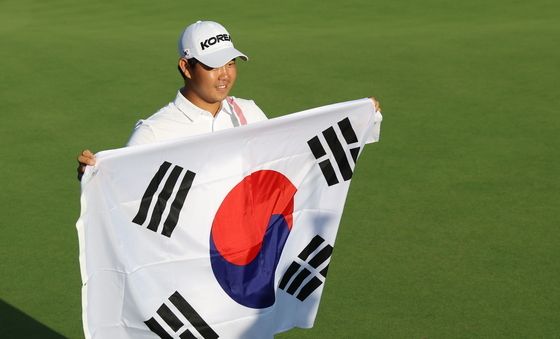 태극기 펼친 김주형, 남자 골프 개인 금메달 획득