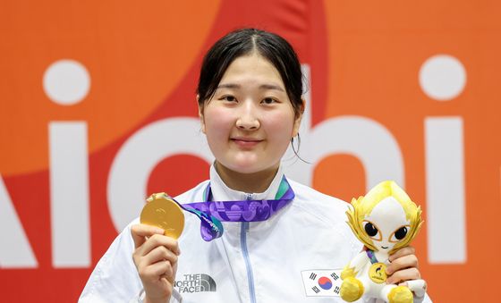 송다빈, 금빛 미소
