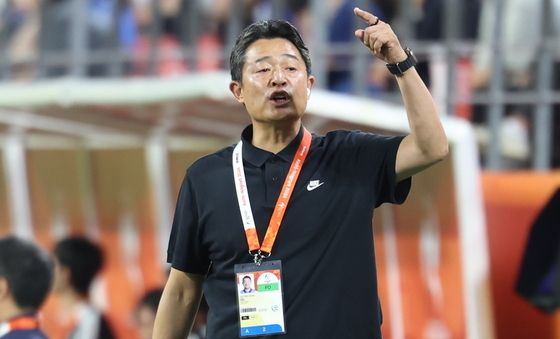 작전 지시하는 이민성 감독