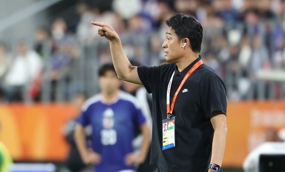 앞서가는 대한민국, 작전 지시하는 이민성 감독