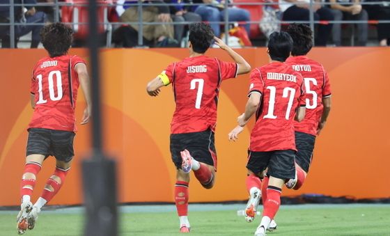 선제골 성공 후 관중석 향하는 엄지성