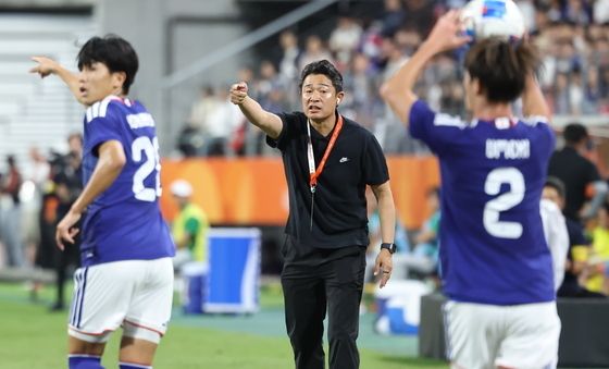 작전 지시하는 아시안게임 축구 대표팀 이민성 감독