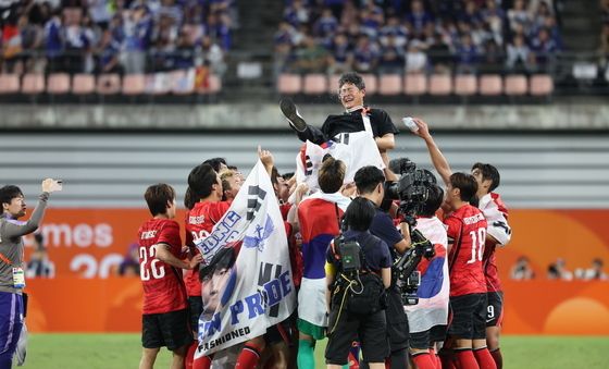 '금메달' 남자 축구 대표팀, 이민성 감독 헹가래