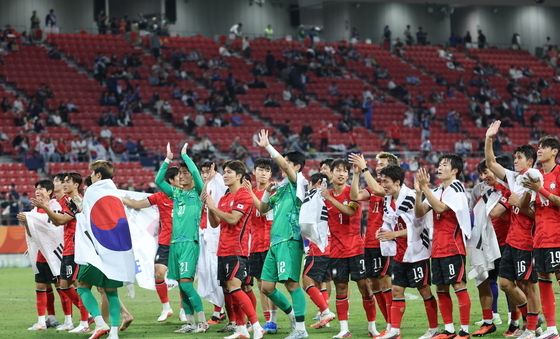 응원단에 인사하는 AG 남자 축구대표팀